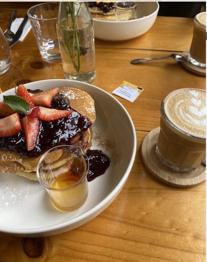 Pancakes con frutos rojos y café latte